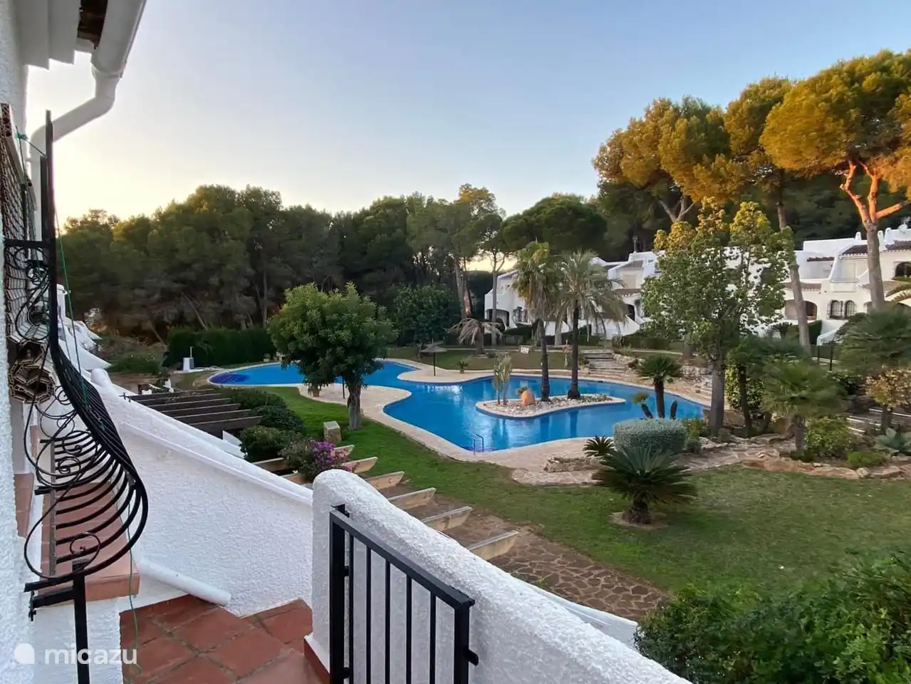 Vista de la piscina desde el pequeño balcón del lado del jardín.