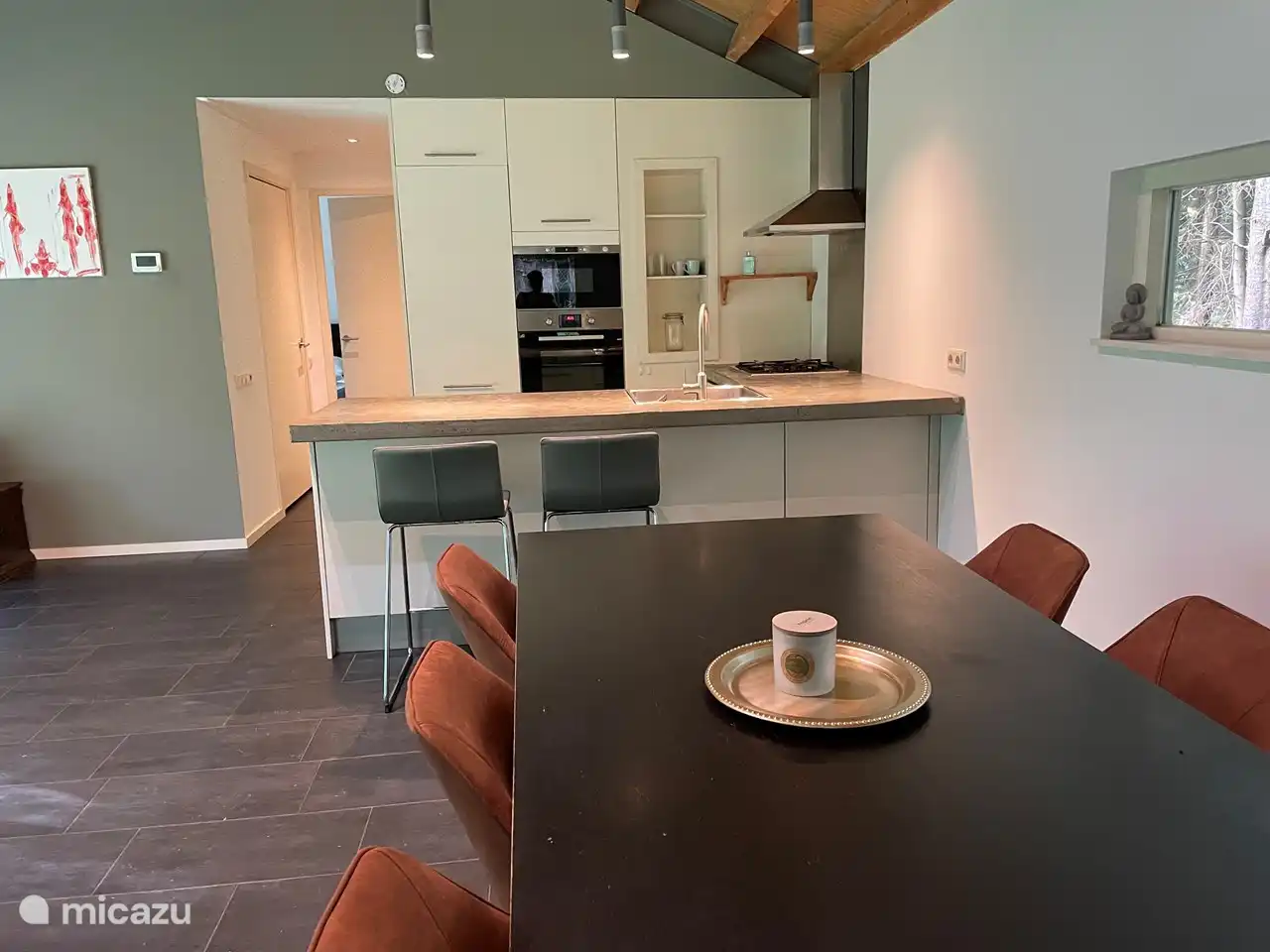 Keuken met oven, magnetron, vaatwasser