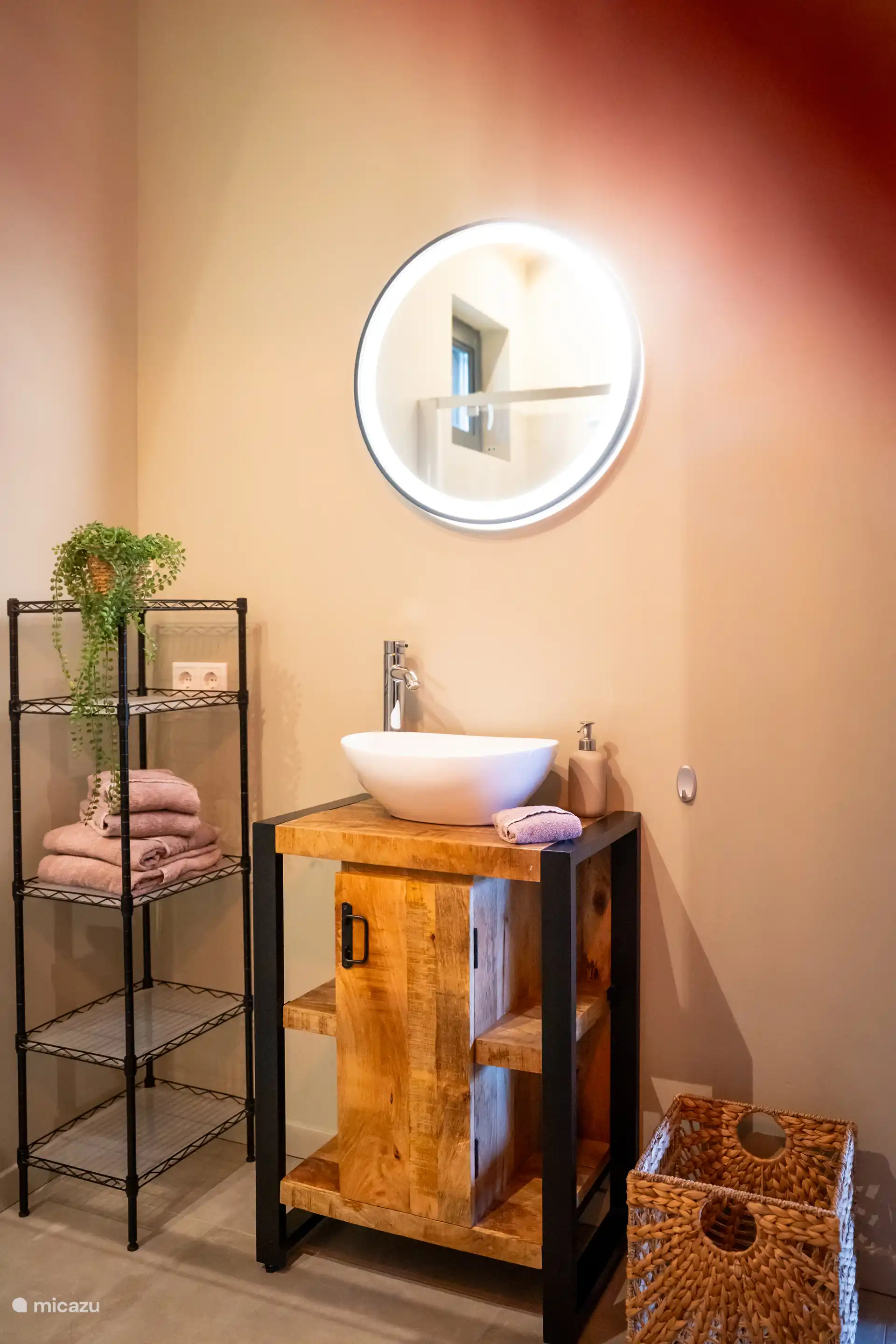 Baño atractivo con calefacción por suelo radiante.