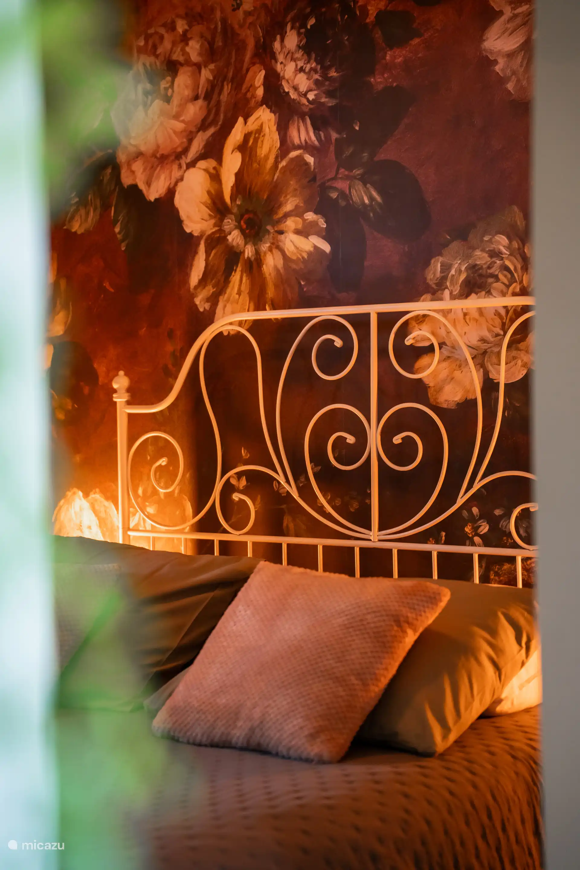 Dormitorio romántico con cama doble.