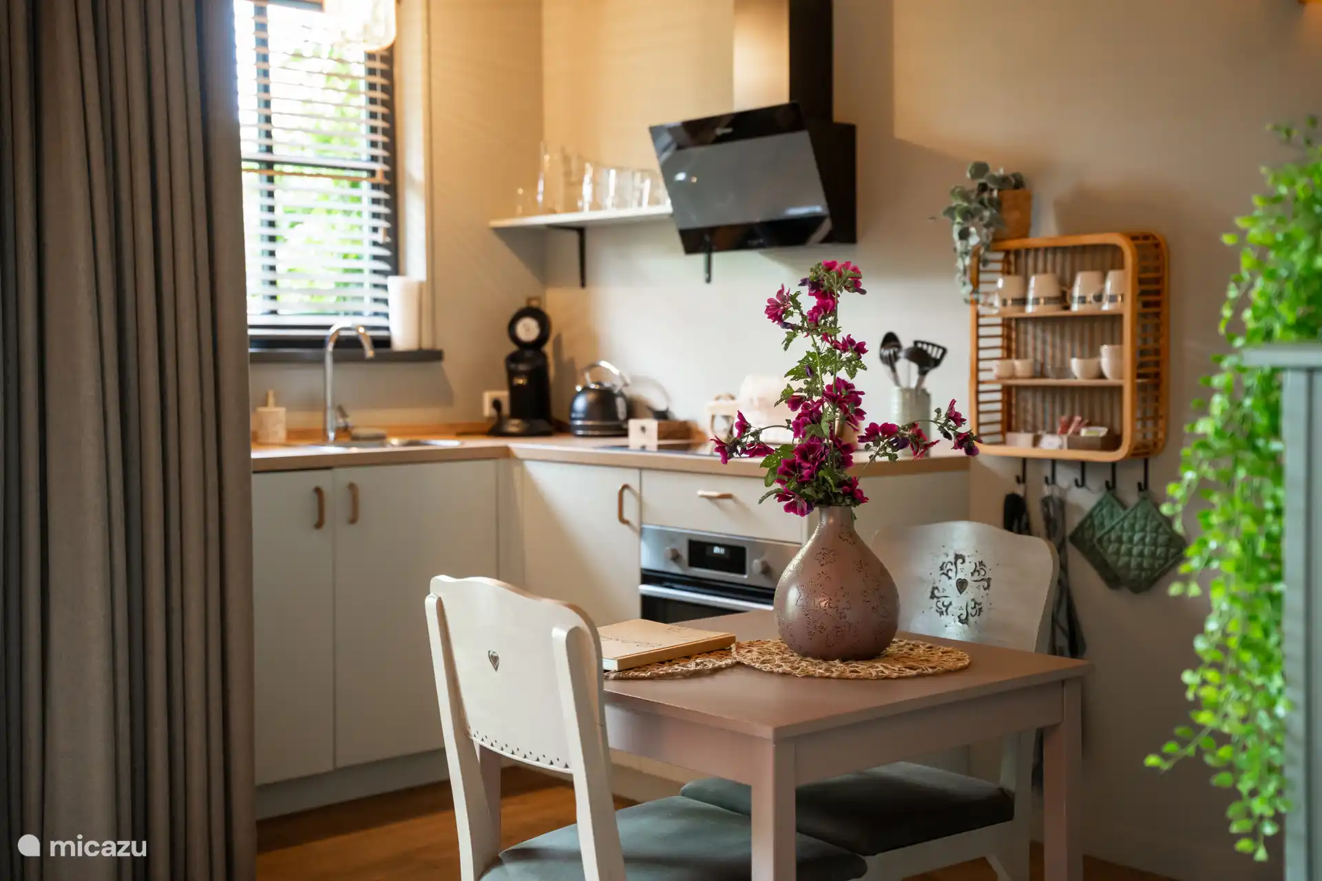 Una cocina acogedora y totalmente equipada: cocina de inducción de 4 fuegos, microondas/horno combinado, máquina senseo, tetera, sartenes, café, té, azúcar, crema para café.