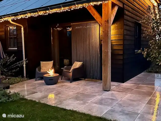 Le rêveur | Pays-Bas, Brabant-Septentrional,  Wilbertoord - maison de vacances Même pendant les mois d’hiver, il est merveilleux de rester à l’extérieur près de la table du feu, avec un verre de vin. Profitez du jardin, de la paix et de la tranquillité et les uns des autres.