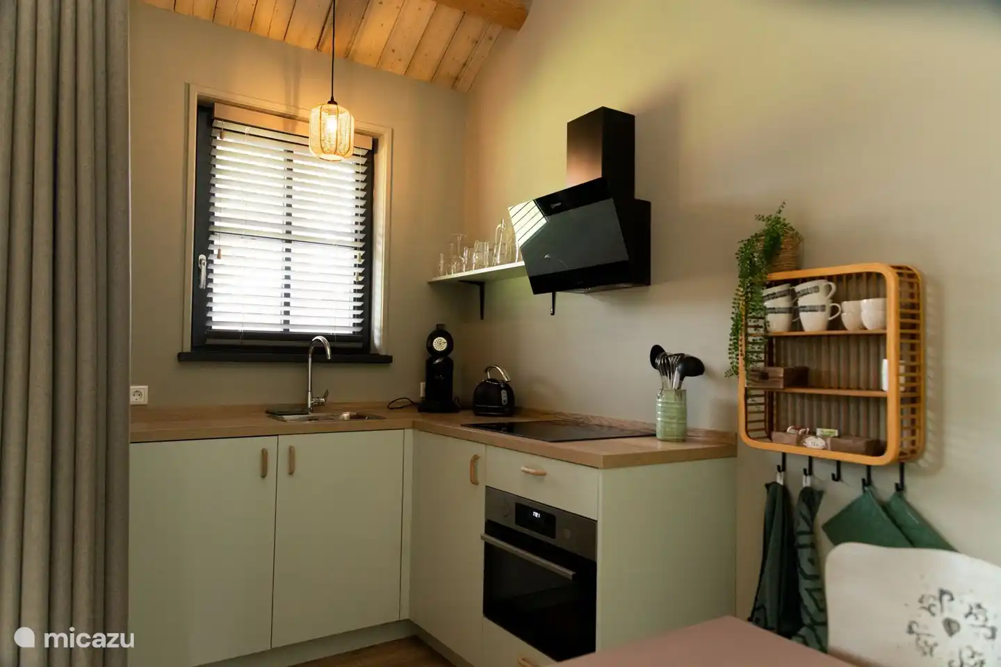 Voll ausgestattete Küche mit Kombi-Mikrowelle/Backofen, 4-Flammen-Induktionskochfeld, Kühlschrank, Senseo, Wasserkocher und allen Küchenutensilien. Kaffee und Tee sind ebenfalls erhältlich.