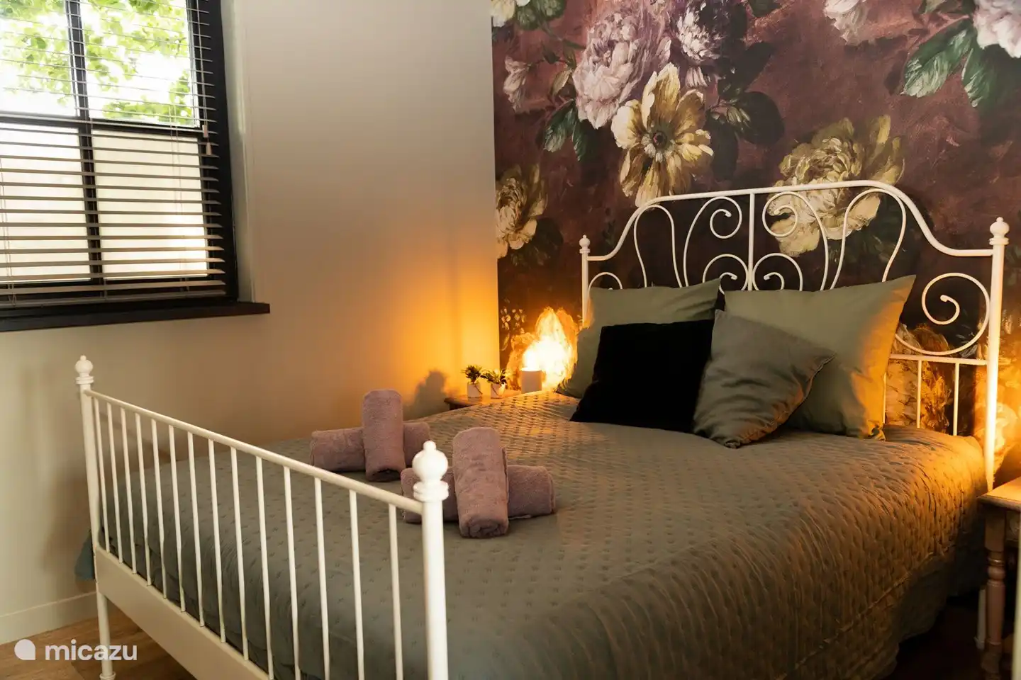 Romantisches Schlafzimmer mit Doppelbett. Selbstverständlich gibt es bei Ihrer Ankunft ein gemachtes Bett.