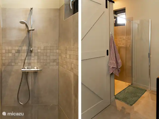 Le rêveur | Pays-Bas, Brabant-Septentrional,  Wilbertoord - maison de vacances La salle de bain spacieuse et moderne avec chauffage au sol et toilettes séparées.