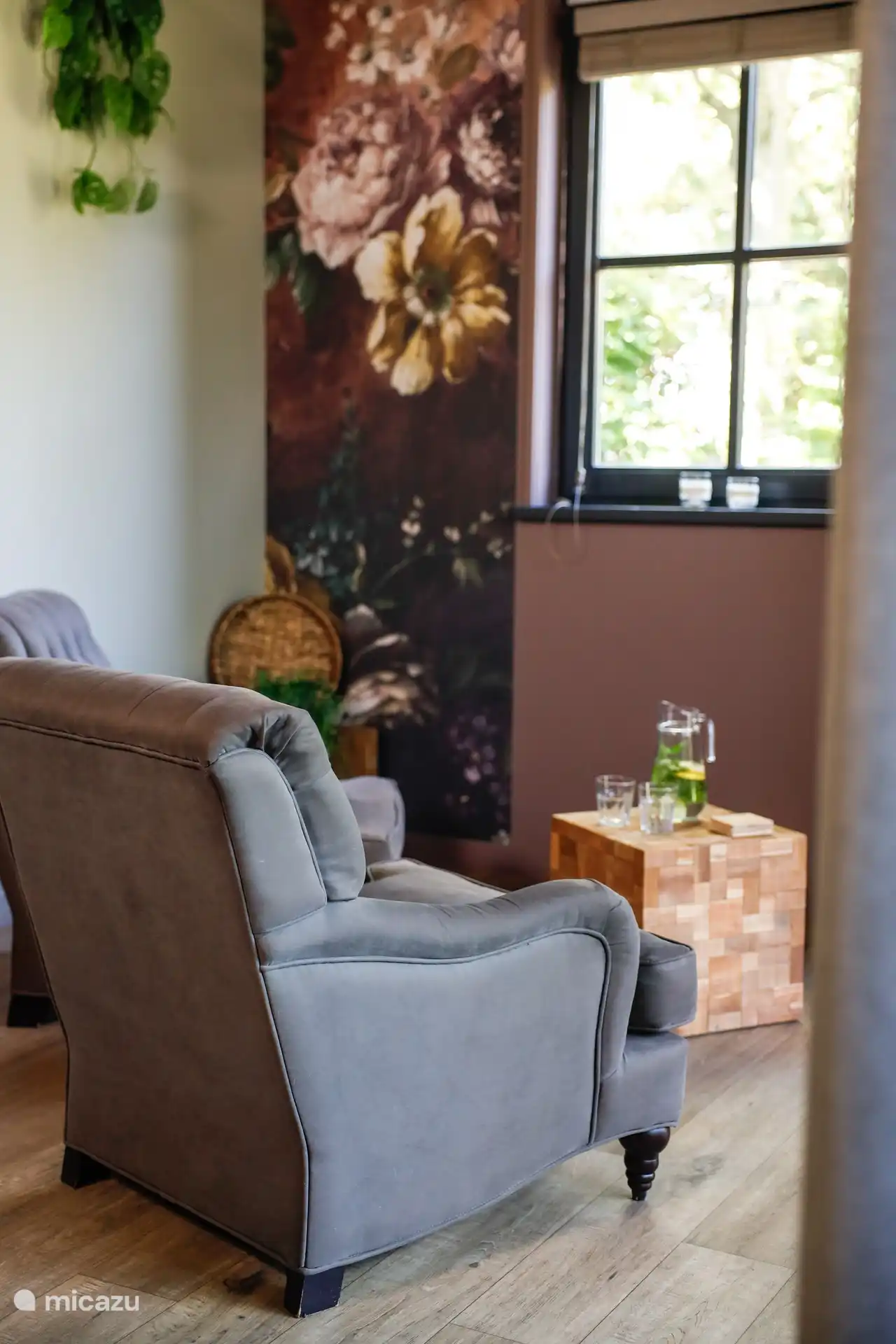 Ein gemütliches, gemütliches Wohnzimmer.