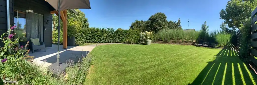 Gartenübersicht, der Garten und alle Bepflanzungen auf dem gesamten Gelände werden mit Liebe und Freude gepflegt.