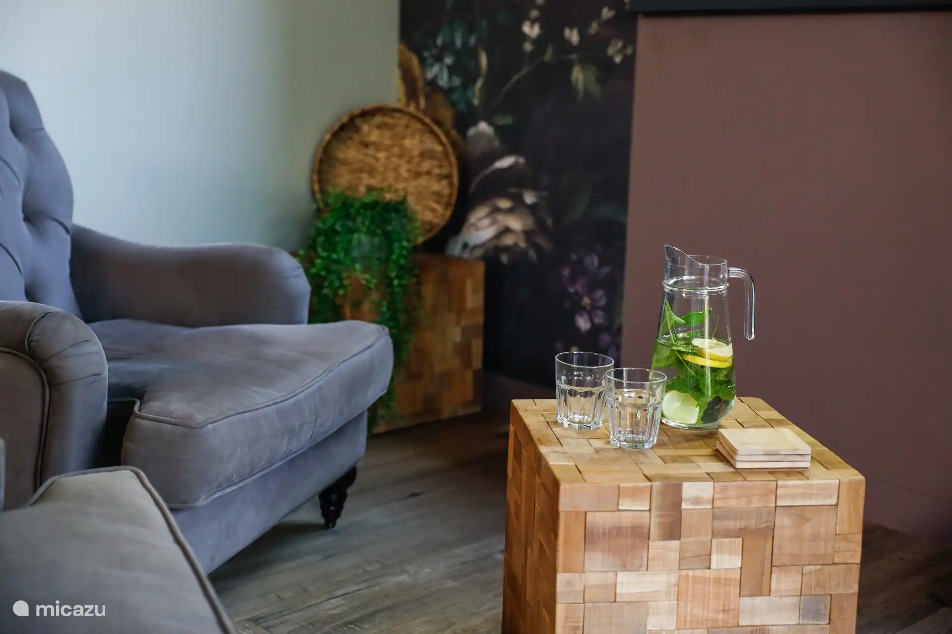 Entspannen Sie sich in den weichen Sesseln.