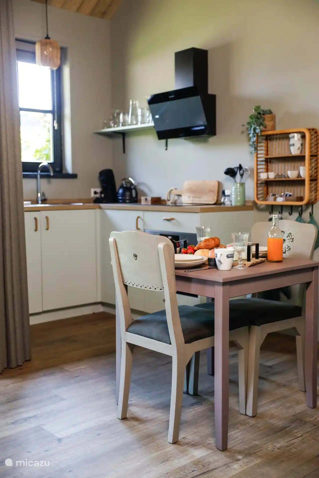 Gemütliche, voll ausgestattete Küche mit Induktionskochfeld, Mikrowelle, Senseo, Wasserkocher und allen Küchenutensilien. Kaffee und Tee gibt es auch in der Hütte.