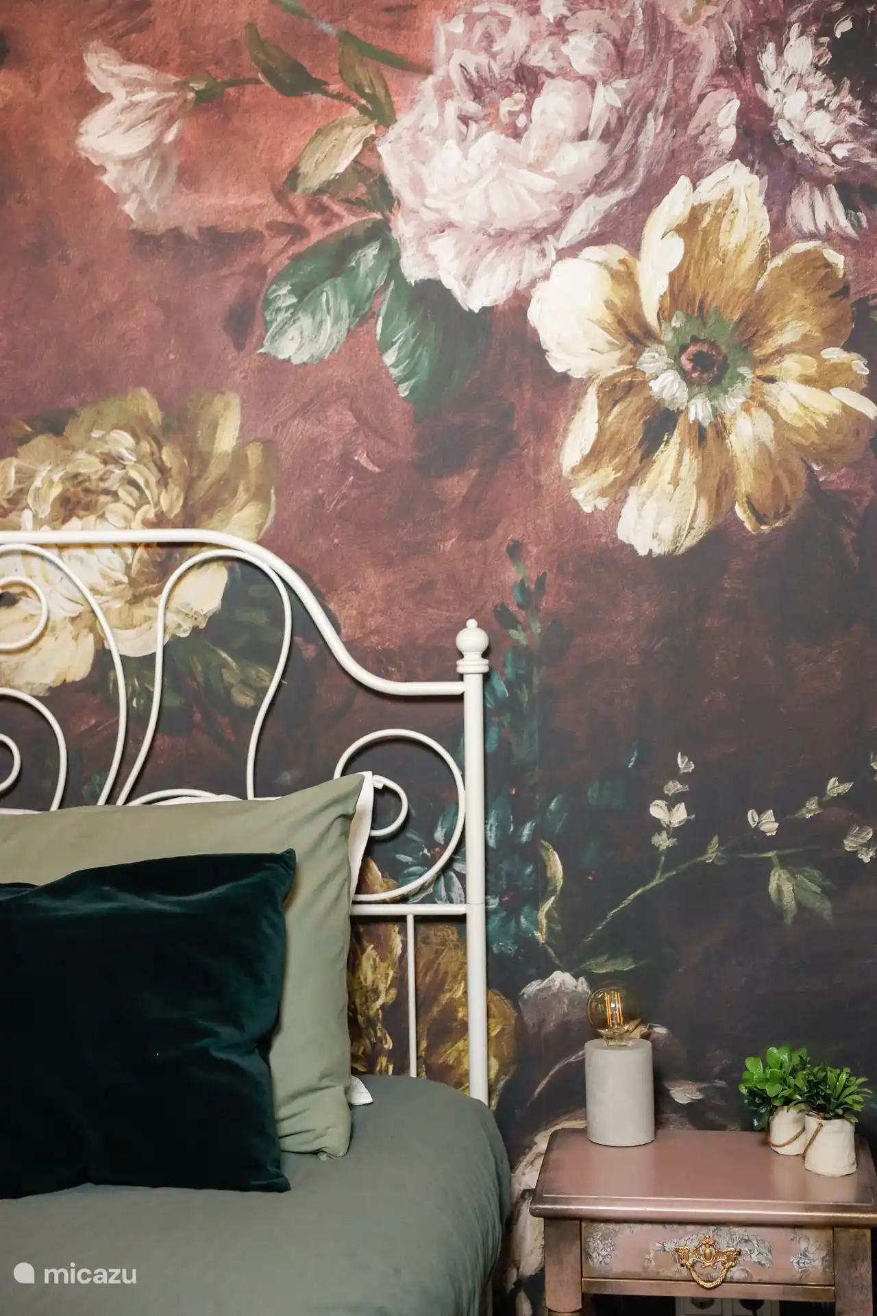 Wunderschöner Blickfang ist diese stimmungsvolle romantische Tapete. 