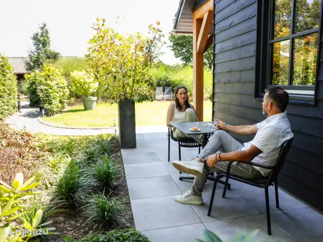 Le rêveur | Pays-Bas, Brabant-Septentrional,  Wilbertoord - maison de vacances Jardin verdoyant spacieux avec plusieurs coins salon.