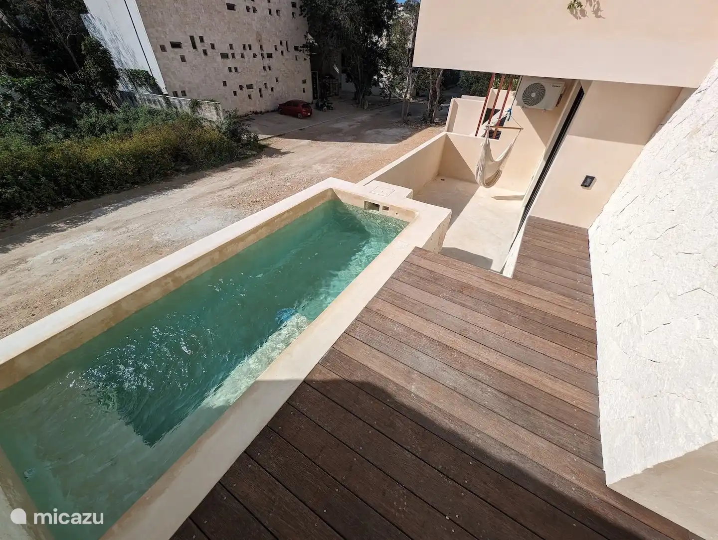 Der private Swimmingpool mit Sonnenterrasse ist über den geräumigen Balkon des Schlafzimmers zugänglich.