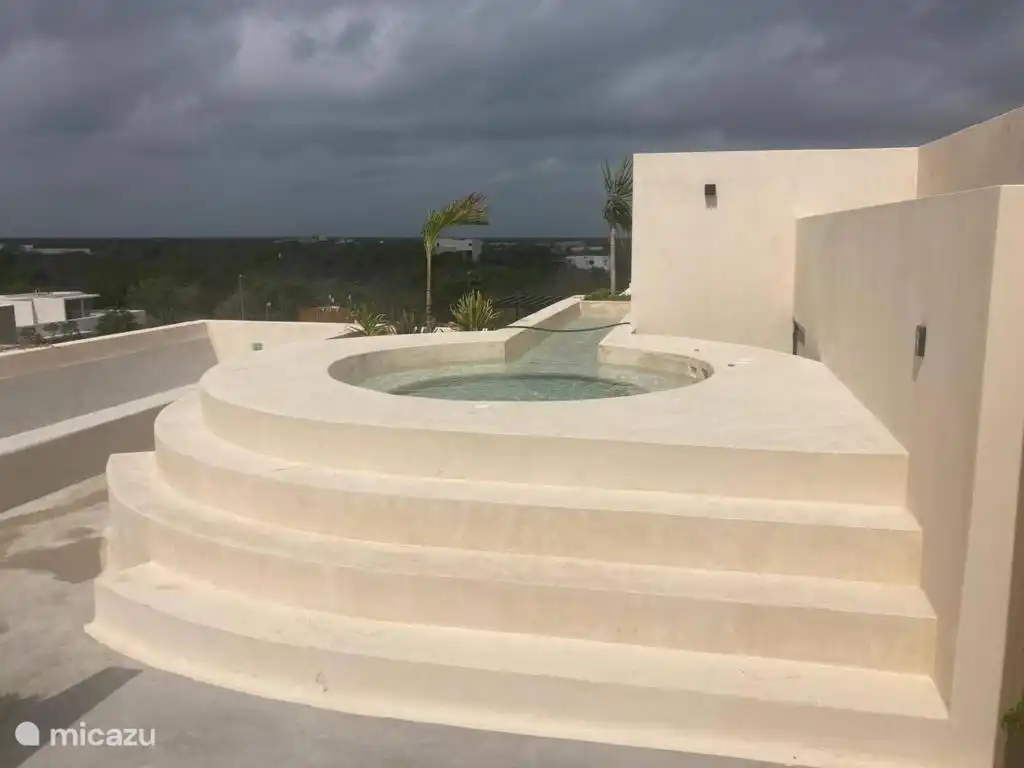 Die Badewanne des dritten Teils befindet sich auf dem Dach. Dieser sogenannte Jacuzzi hat den fantastischsten Blick über den Dschungel und das Meer im Hintergrund. Ideal für schwüle Abende.