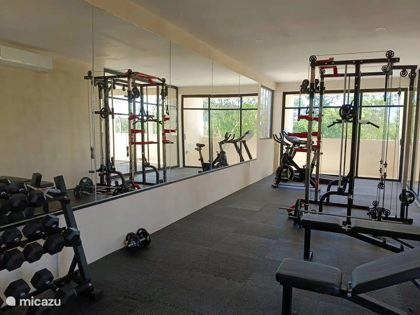 Auf der gleichen Etage wie unsere Wohnung befindet sich auch dieser Fitnessraum, ein Joga-Raum, Büroräume und eine Waschküche. 