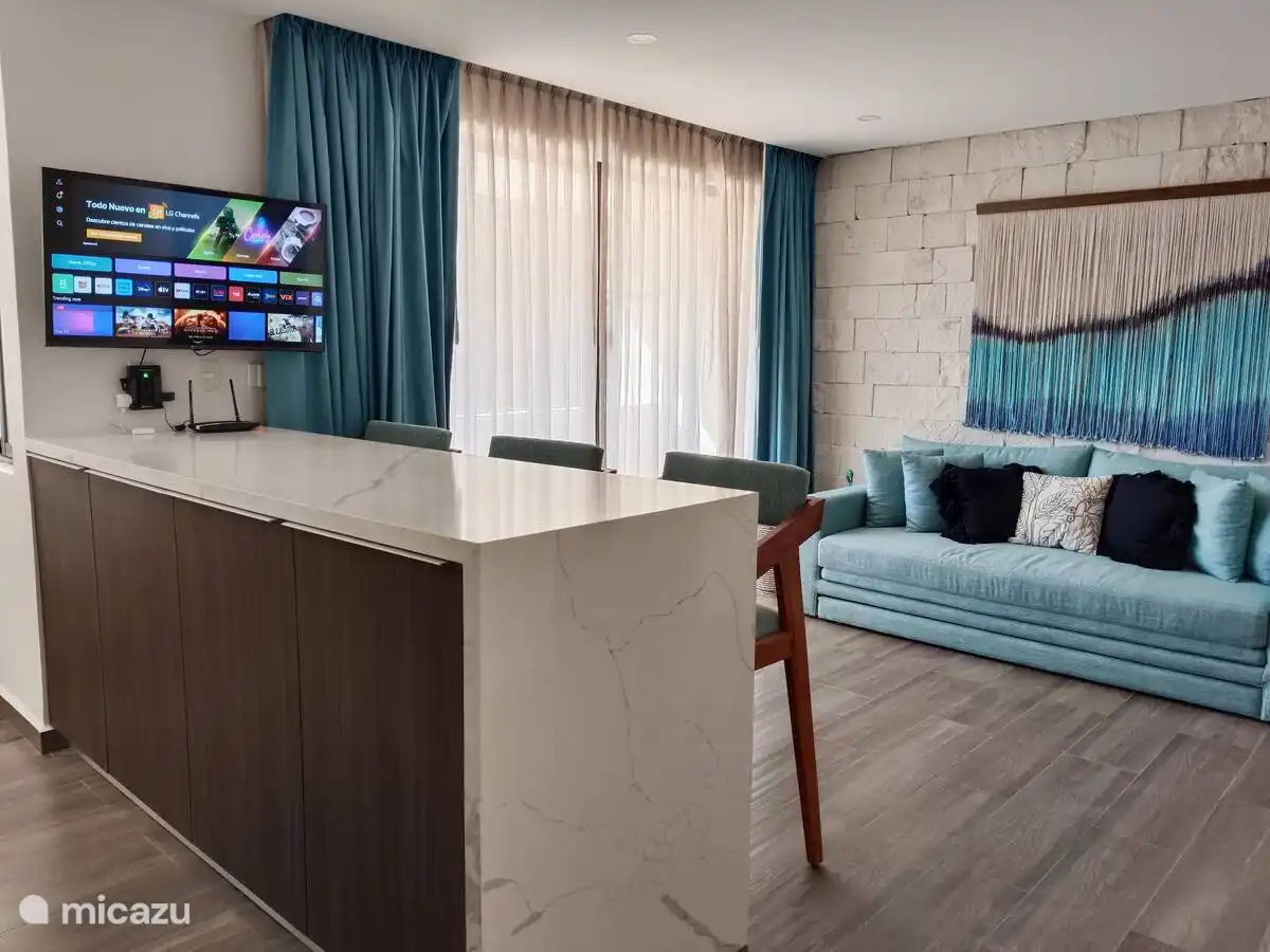 Das Wohnzimmer mit Bar und TV.