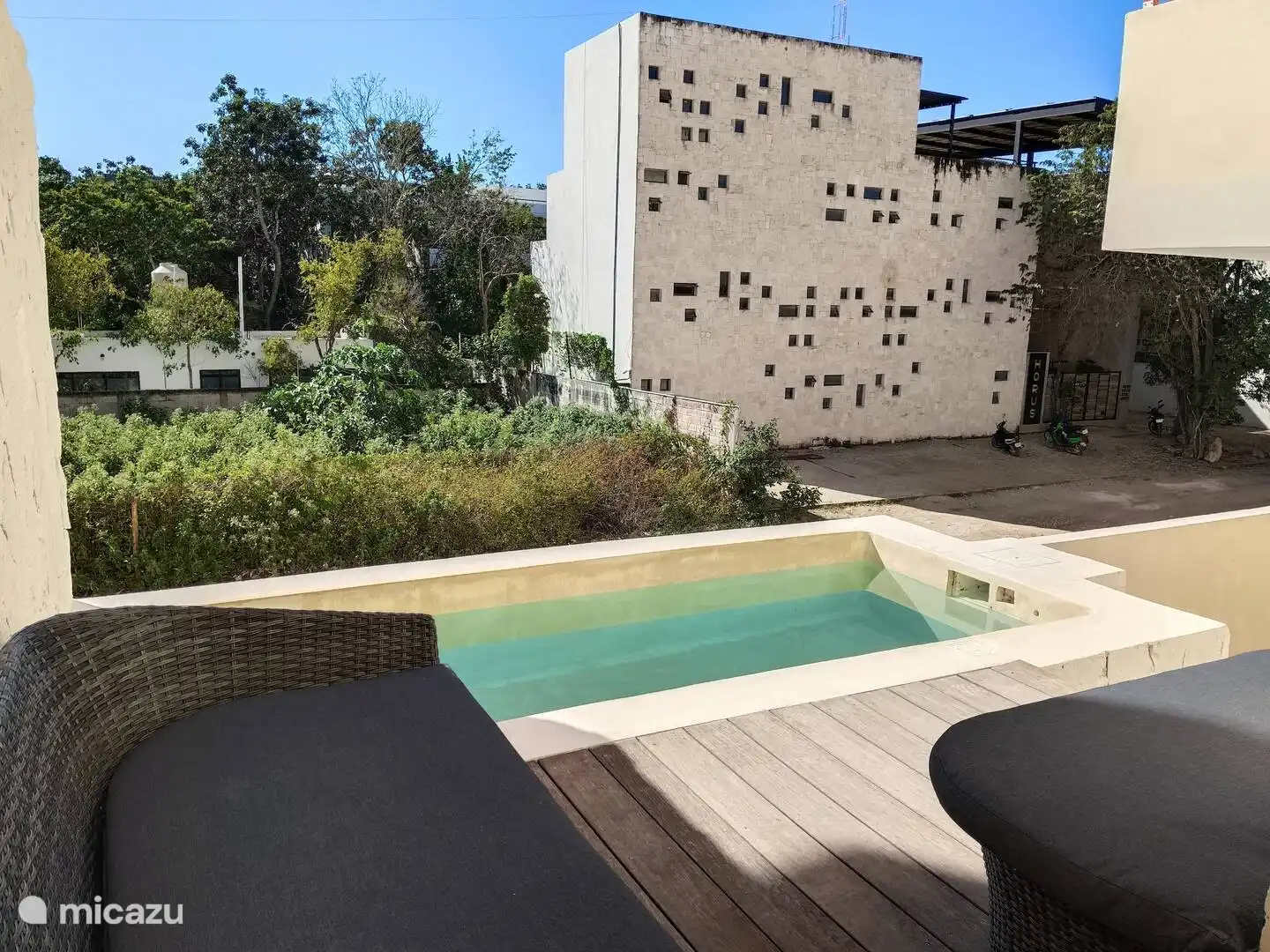 Auf der geräumigen Terrasse haben wir einen privaten Pool, in dem Sie sich an heißen Tagen abkühlen können!