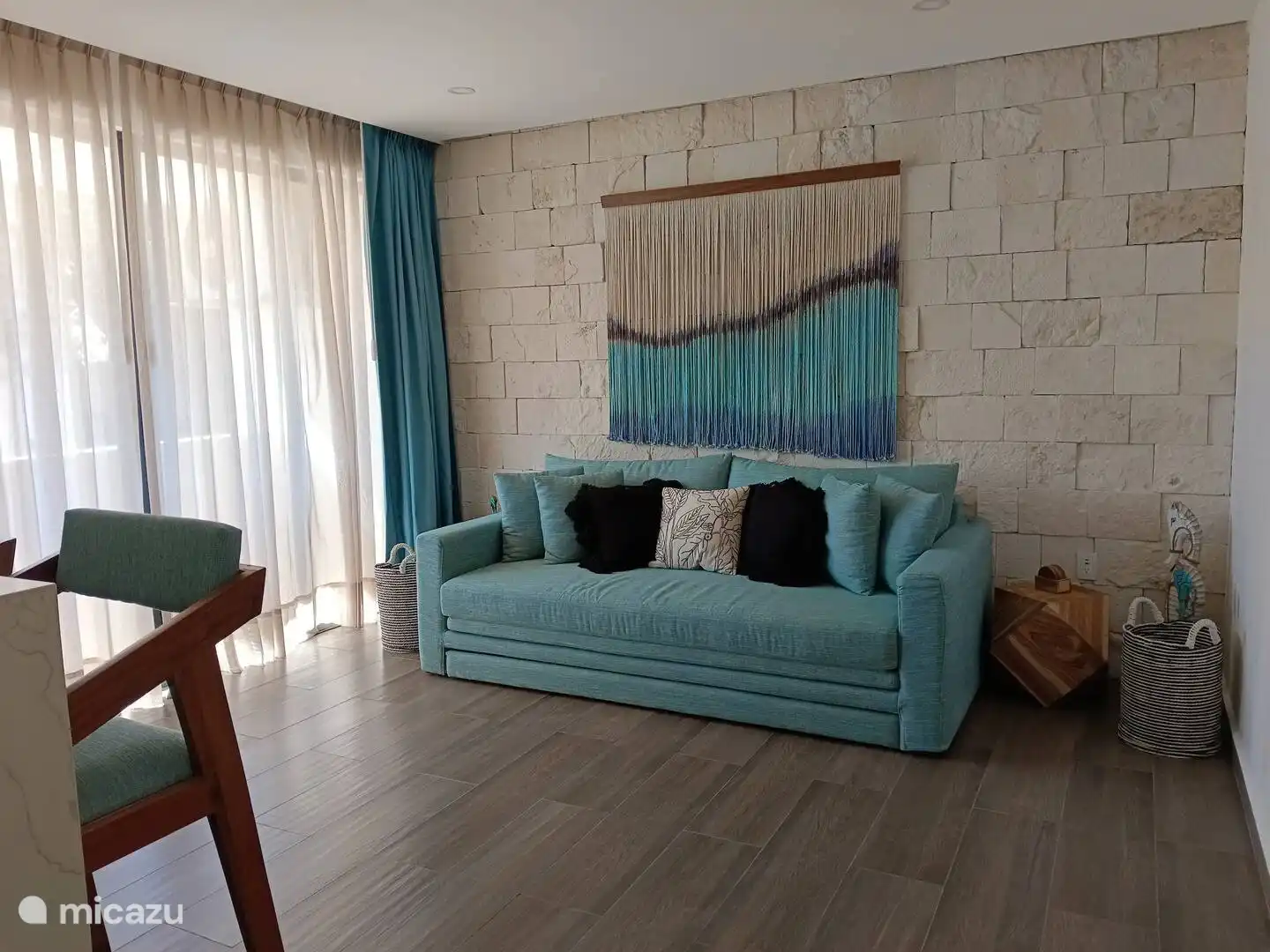 Das Sofa kann auch zu einem Doppelbett ausgeklappt werden.