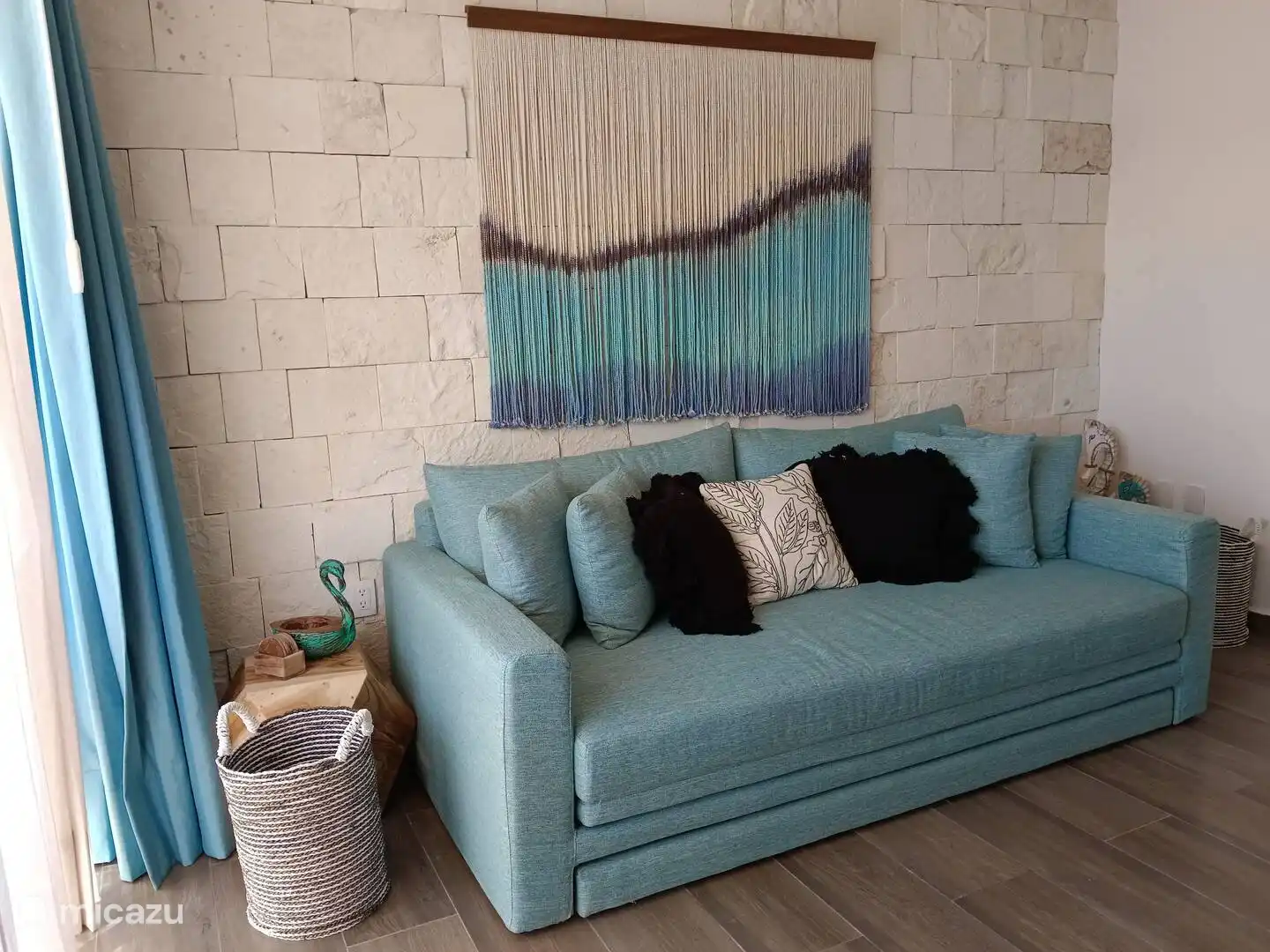 Am gemütlichen Sofa finden Sie auch Steckdosen inklusive USB-A- und USB-C-Anschlüssen.