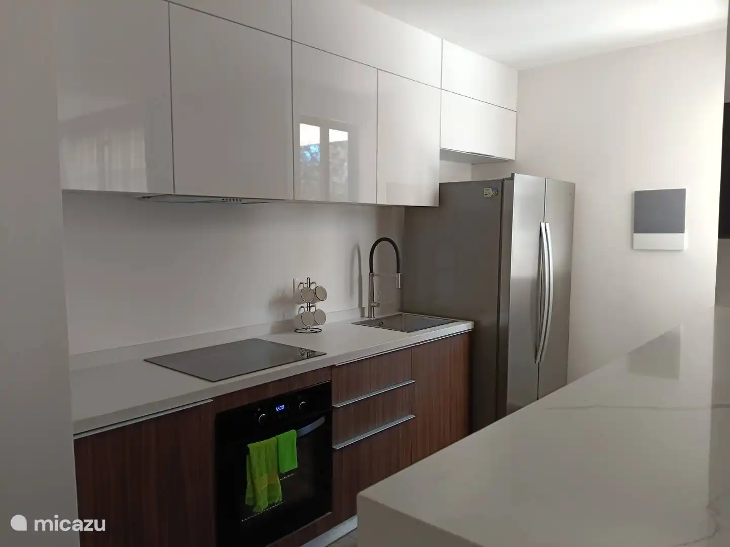 Die Küche ist mit einem sehr geräumigen Kühlschrank mit Gefrierfach, Backofen, Elektroherd und Spüle ausgestattet. In den vielen Schränken finden Sie eine Kaffeemaschine, einen Mixer und einen Toaster.