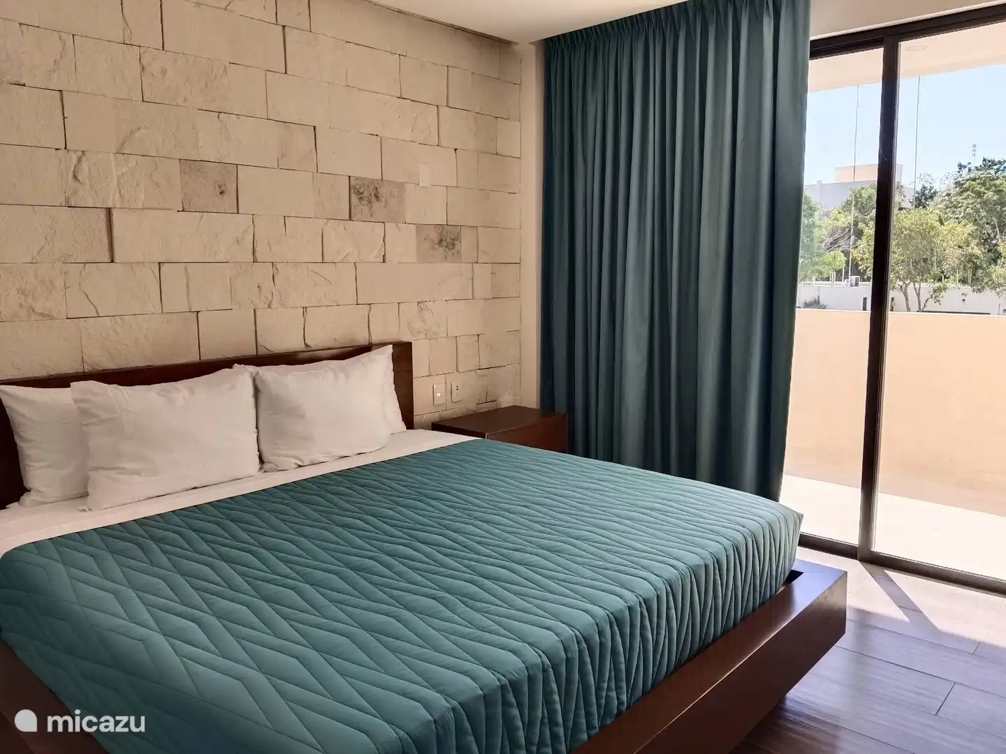 Das Schlafzimmer ist mit einem schönen großen Doppelbett, Steckdosen und Leselampen ausgestattet (fehlt auf dem Foto). Selbstverständlich gibt es eine Klimaanlage.