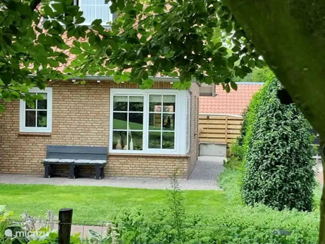 Casa Moos | Pays-Bas, Overijssel, Geesteren - maison de vacances Façade de maison avec grand jardin et vue sur les prairies