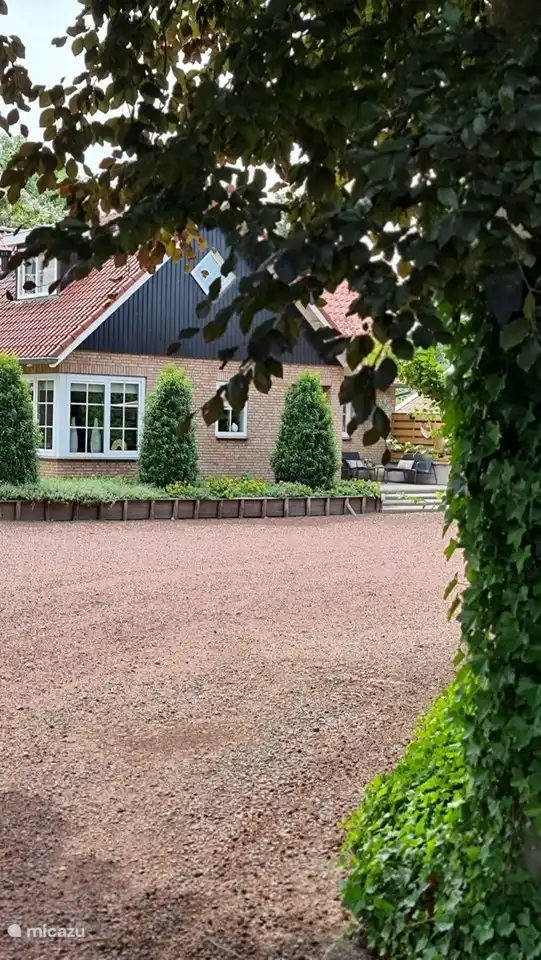 Arrival house with ample parking, shared driveway, private entrance and complete privacy.