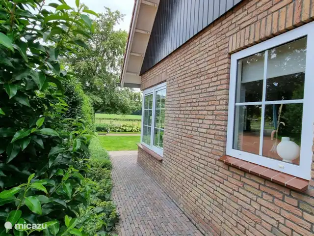 Casa Moos | Pays-Bas, Overijssel, Geesteren - maison de vacances Côté de la maison vu de la terrasse.