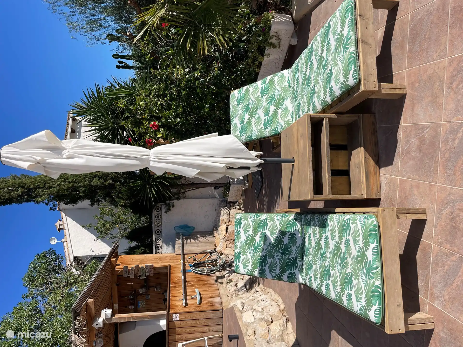 ligstoelen en buitenkeuken/bar