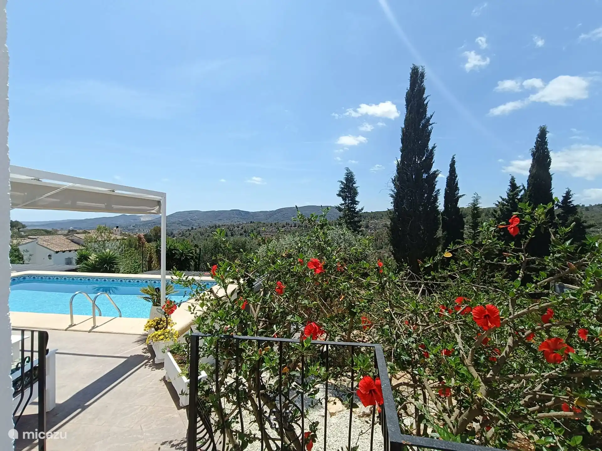 uitzicht vanaf de deur van het appartement