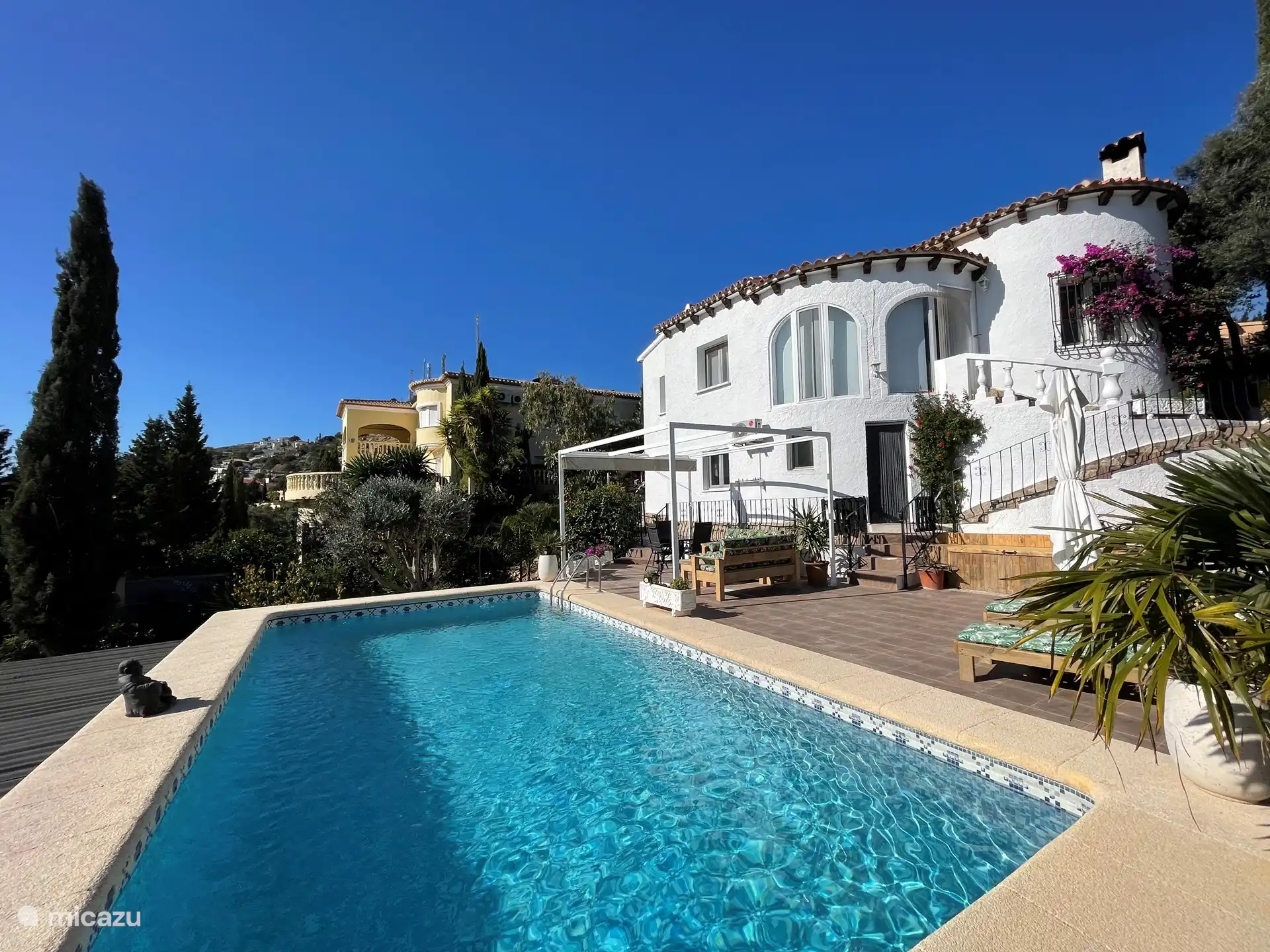 Zwembad en uitzicht op het hele huis