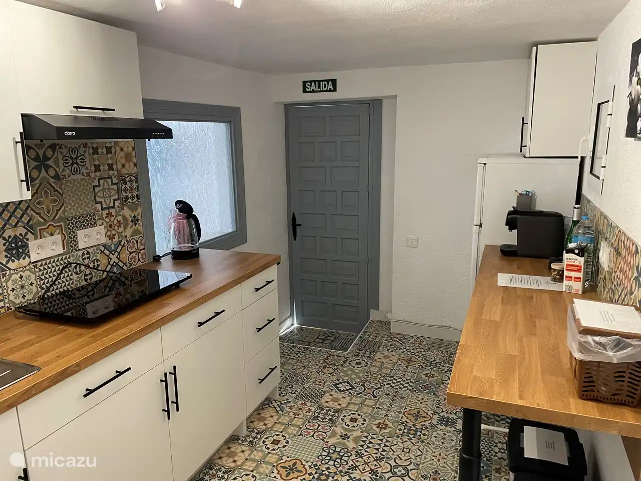 Keuken met ontbijtbar en krukken