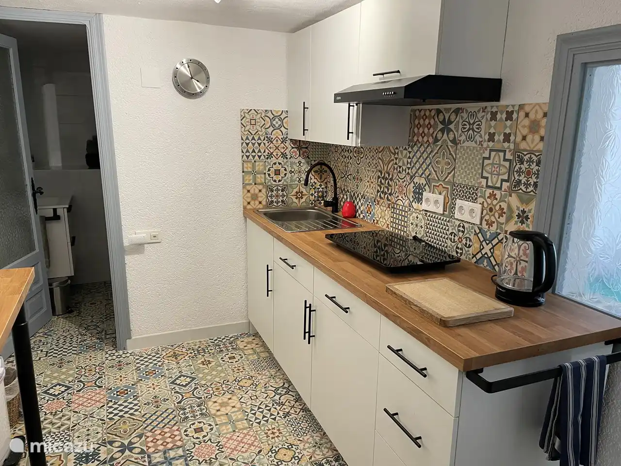 Keuken met inductiekookplaat die meegenomen kan worden en gebruikt kan worden in de buitenkeuken