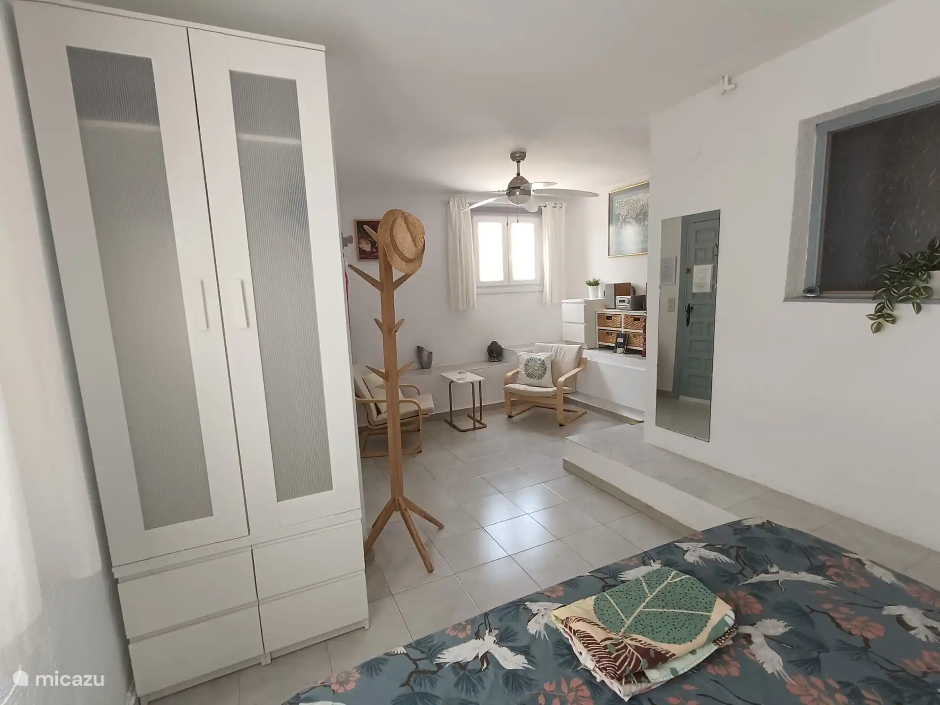 Binnen zitplaatsen en kledingkast