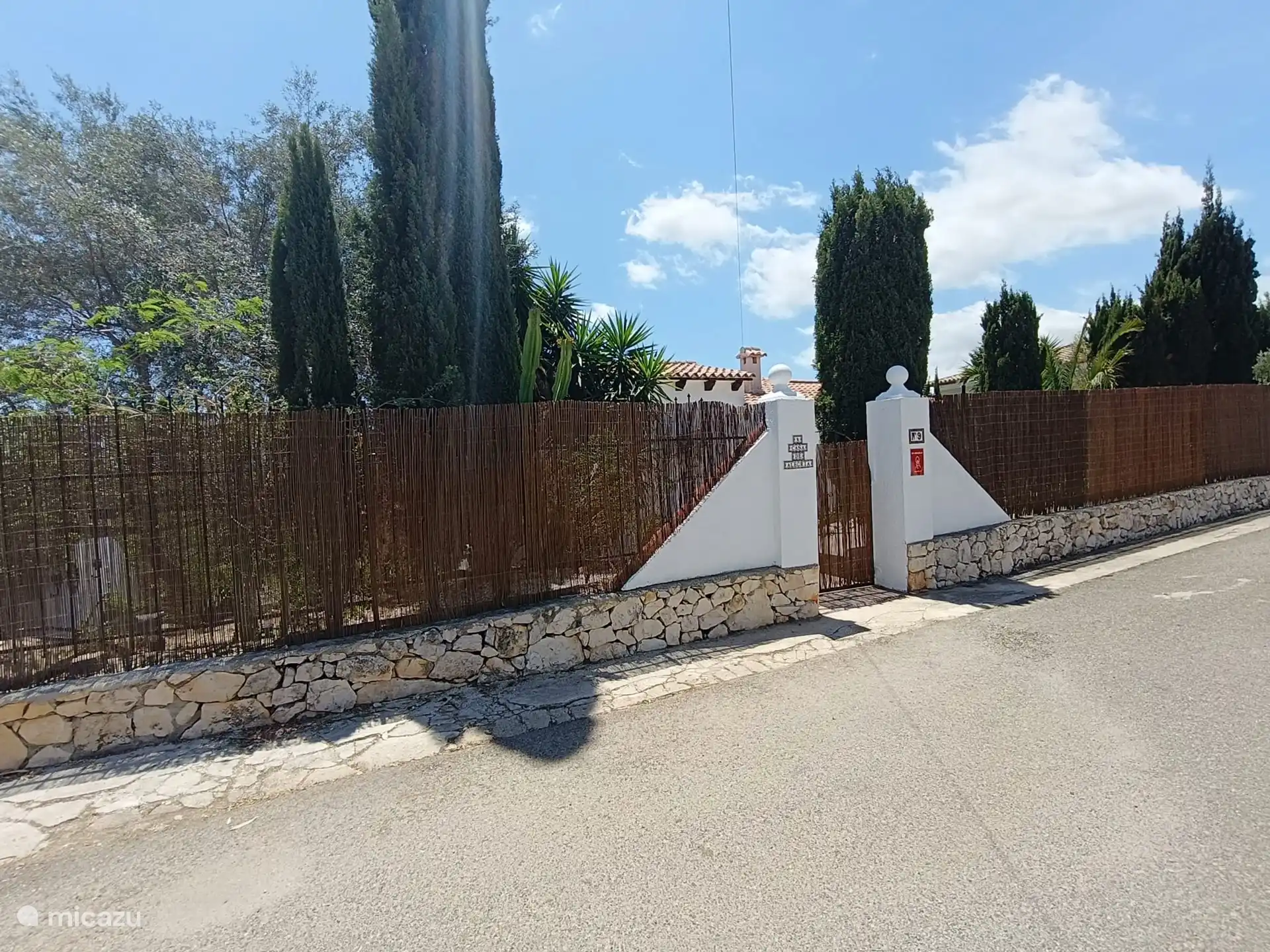 Entree met parkeren op straat