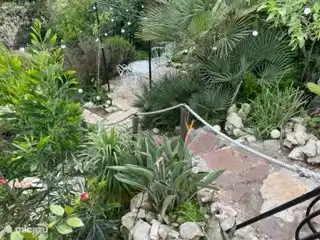 Tuintrap naar verdere zithoek