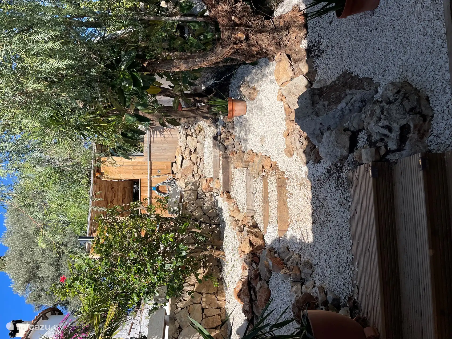 Pad van sportschool naar buitenkeuken/bar