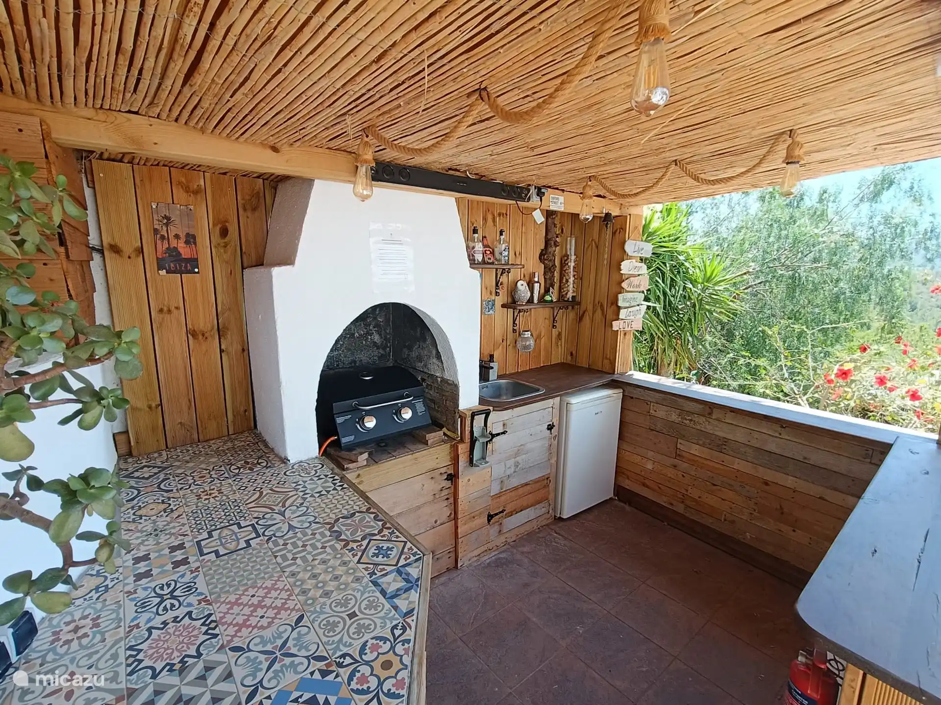 Buitenkeuken/bar met BBQ, spoelbak en koelkast