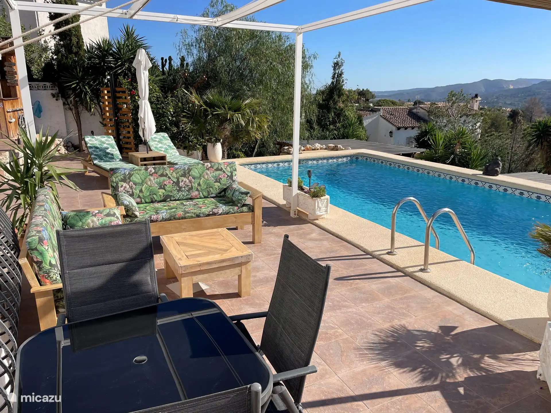 Grote patio met eettafel, bank, ligstoelen