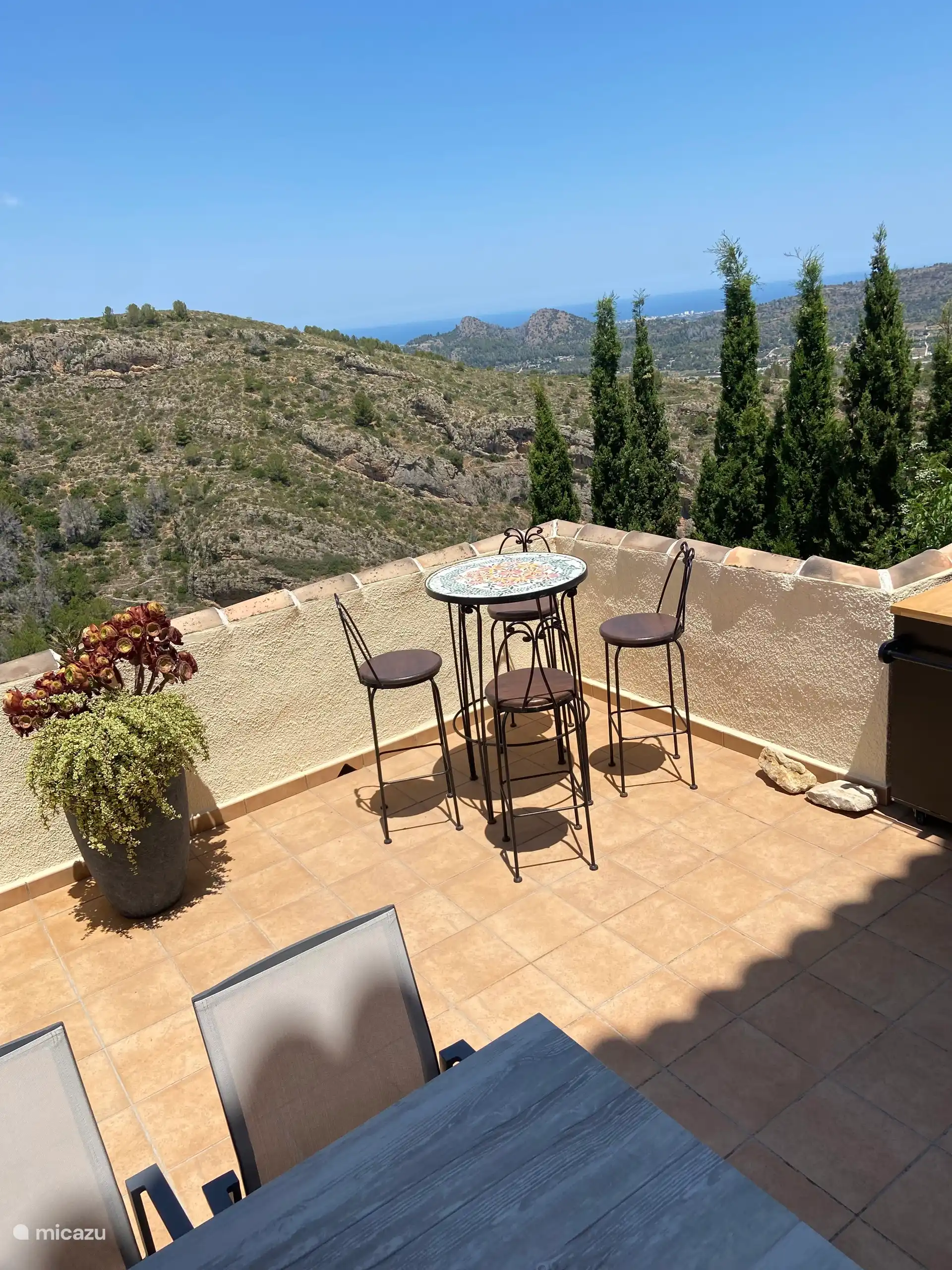 Schöner Ort, um einen Drink und die tolle Aussicht zu genießen.