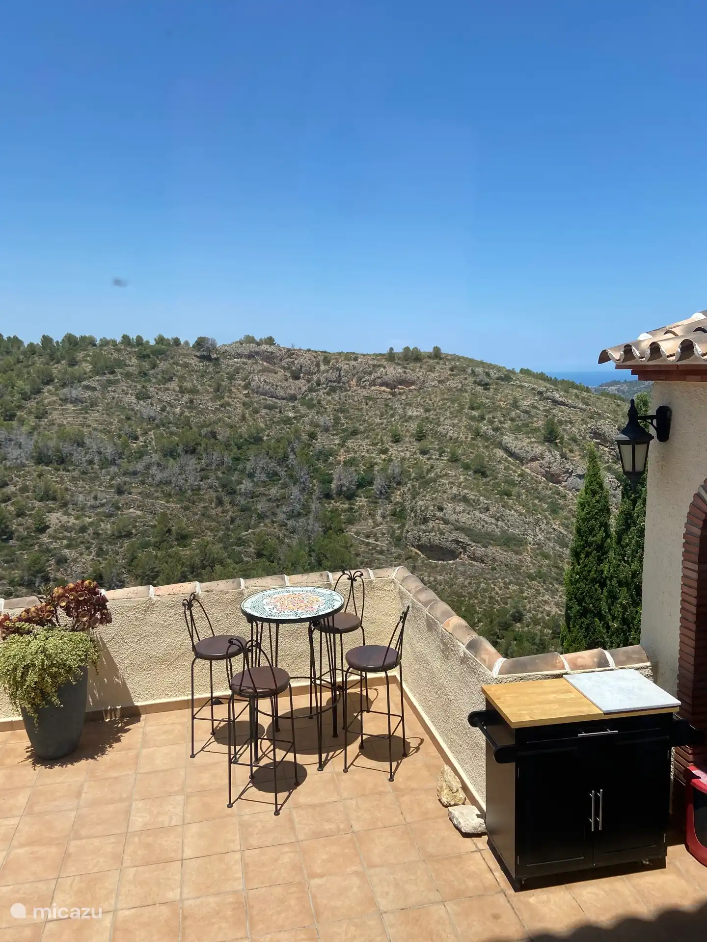 Sitzbereich mit Blick auf die Außenküche.