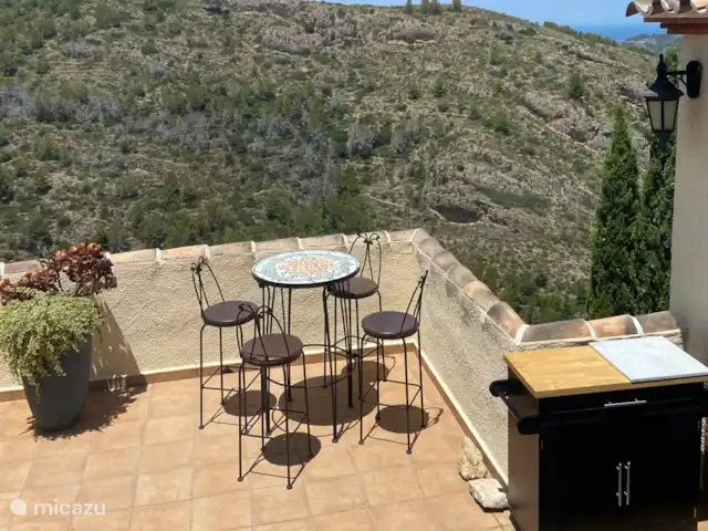 Location de Vacances Espagne, Costa Blanca, Pedreguer, villa - Casa Vista al Mar Coin salon avec vue près de la cuisine extérieure.
