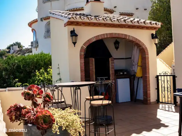 Location de Vacances Espagne, Costa Blanca, Pedreguer, villa - Casa Vista al Mar La cuisine extérieure avec BBQ, plaque de cuisson grill, réfrigérateur et évier avec eau.