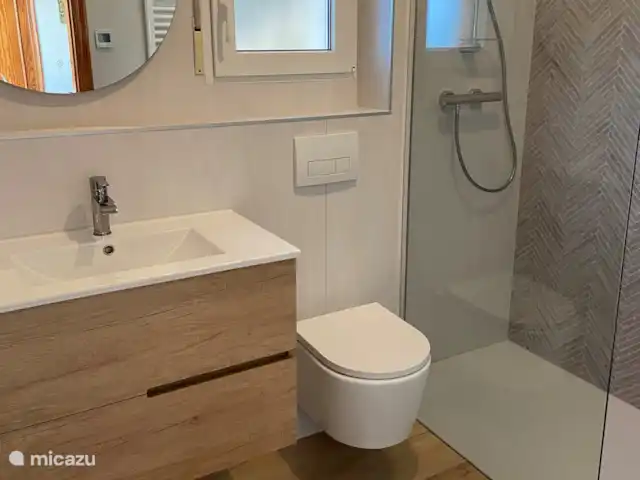 Location de Vacances Espagne, Costa Blanca, Pedreguer, villa - Casa Vista al Mar Salle de bain attenante chambre principale.
Douche à l’italienne, toilettes et lavabo avec meuble vasque, miroir avec lumière intégrée, tabouret, corbeille, radiateur sèche-serviettes, sèche-cheveux.