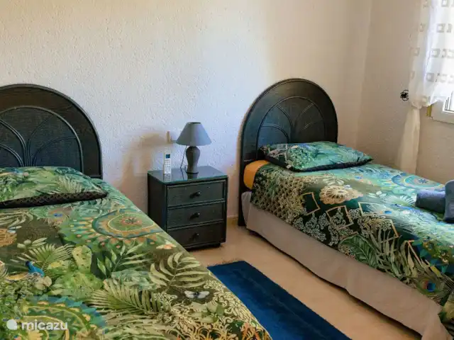 Location de Vacances Espagne, Costa Blanca, Pedreguer, villa - Casa Vista al Mar Chambre avec deux lits simples, armoire encastrée, climatisation et ventilateur de plafond, la fenêtre a une moustiquaire et un volet