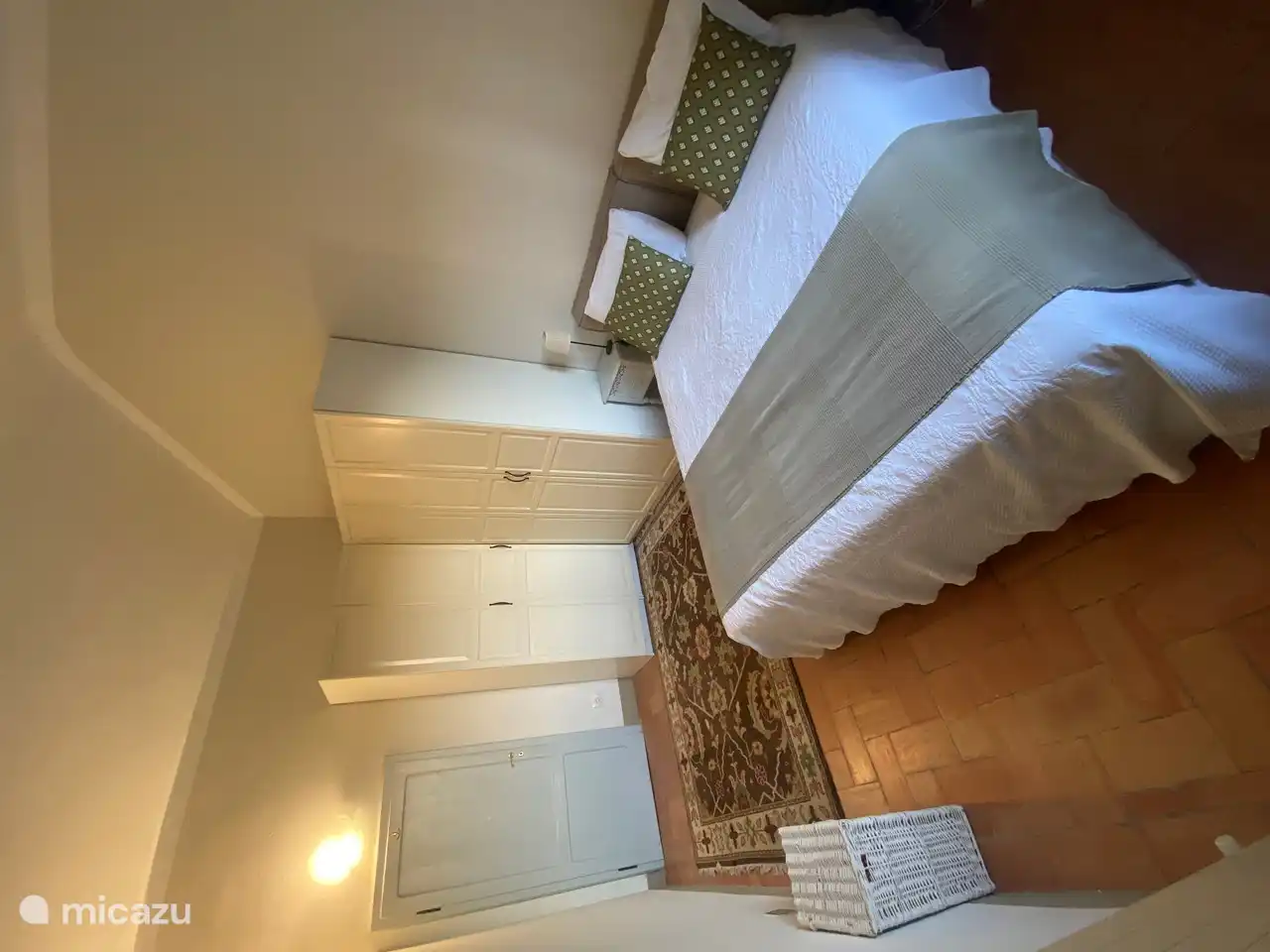 Hauptschlafzimmer, viel Stauraum.