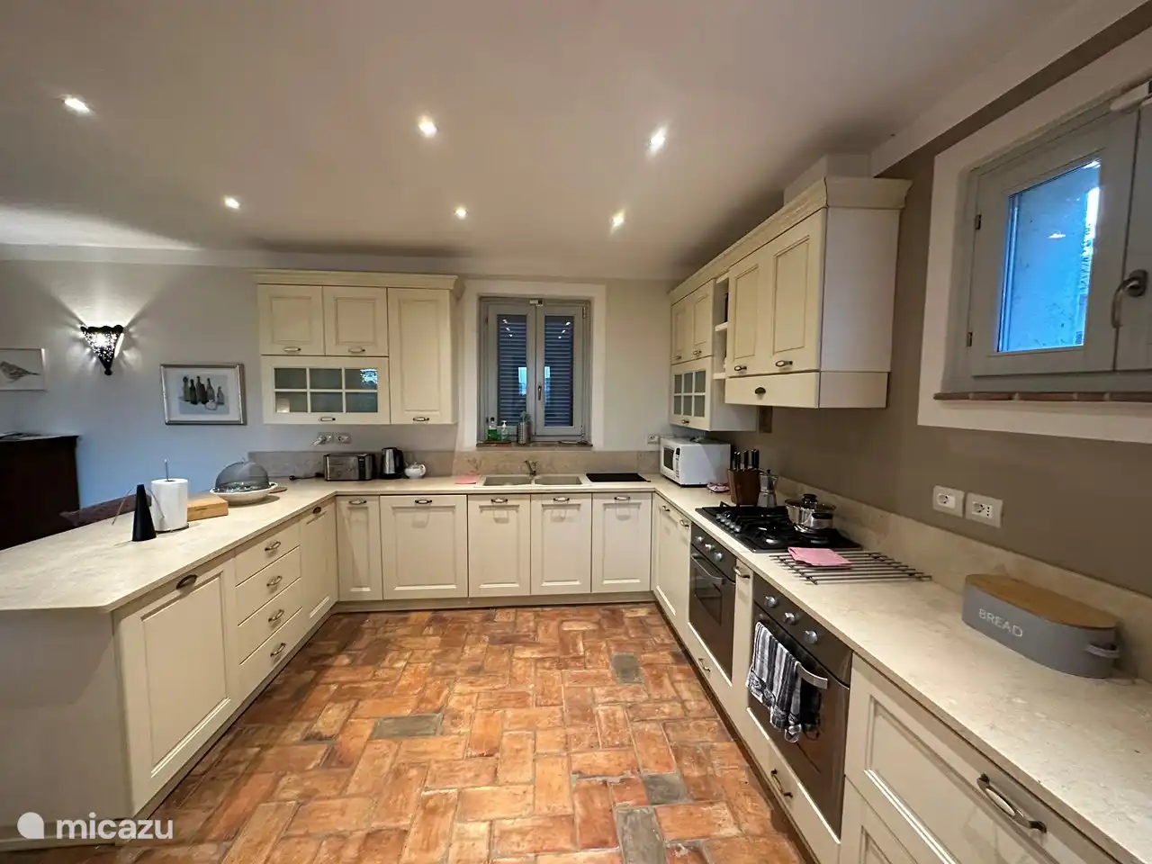 Großer Herd, zwei Backöfen, Mikrowelle, Geschirrspüler, amerikanischer Kühl-/Gefrierschrank, Wasserkocher, Toaster, Kaffeemaschine....