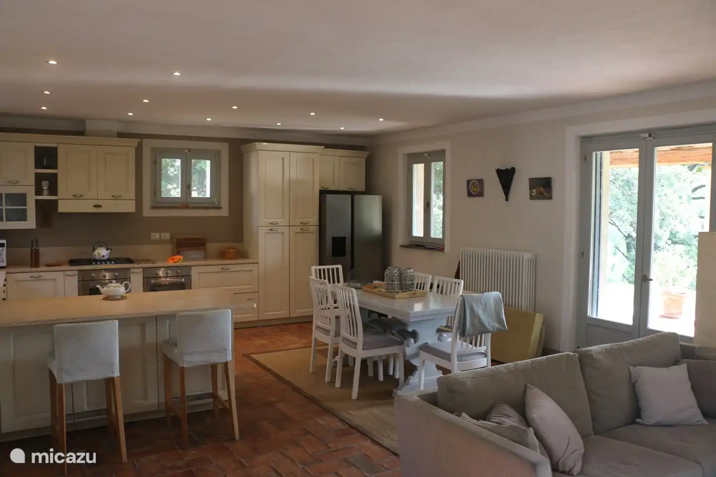 Wohnzimmer, sehr geräumige Küche, komplett ausgestattet.