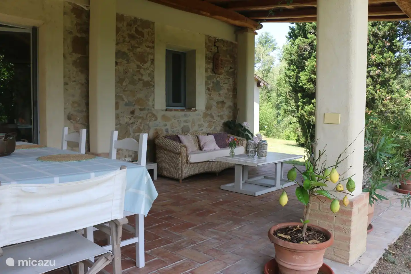 Hintere Terrasse, in der Morgensonne frühstücken, abends entspannen