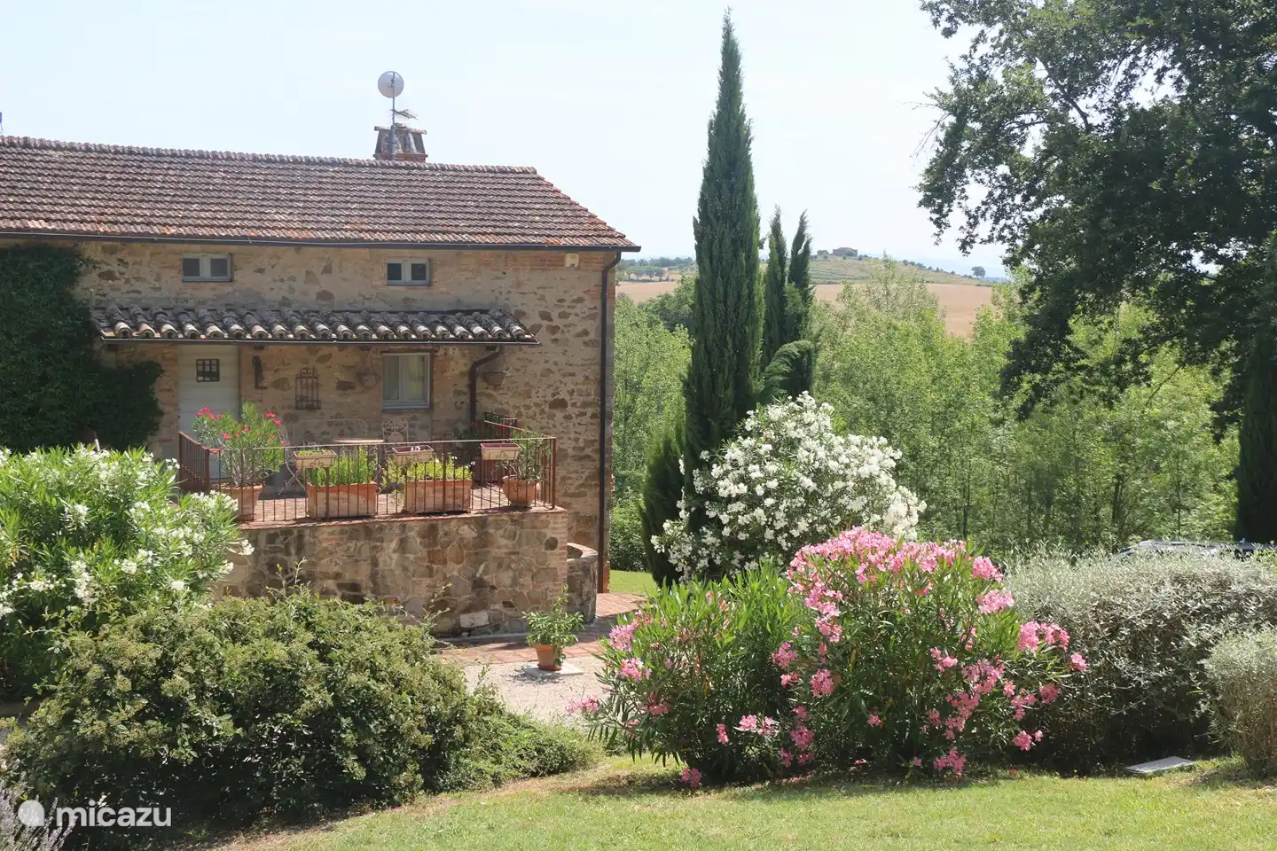 Terrasse an der Vorderseite, darunter die „Lavanderia“ mit Waschmaschine und Trockner.
