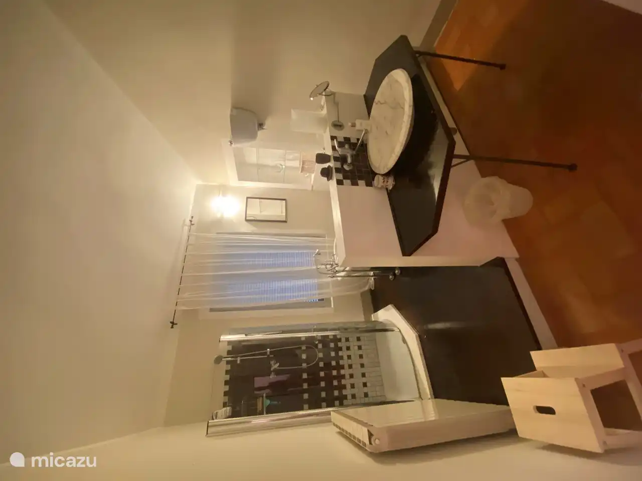 Geräumiges Badezimmer mit Waschbecken, Dusche, Badewanne, Bidet und Toilette.